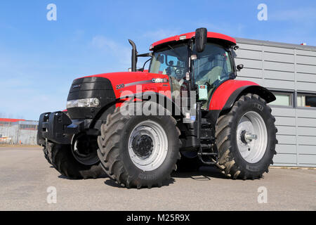 TURKU, FINLANDE - le 5 avril 2014 : CASE IH Puma CVX 230 Dl tracteur agricole sur l'affichage. Case IH remporte deux médailles d'AGROTECH - le 20e Internati Banque D'Images