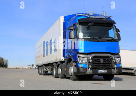 LIETO, FINLANDE - le 5 avril 2014 : Renault Trucks présente la nouvelle Renault T460 dans le cadre de leur nouvelle gamme T chez Volvo Truck and Bus Center Turku, Finlande Banque D'Images