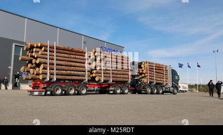 LIETO, FINLANDE - le 5 avril 2014 : Volvo Trucks présente le nouveau FH16 750ch transporteur de bois dans le cadre de leur nouvelle gamme de camions de Volvo Truck and Bus Center Banque D'Images