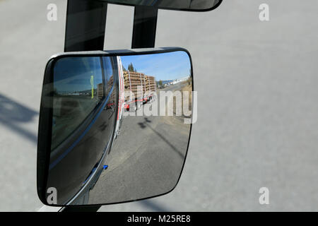 LIETO, FINLANDE - le 5 avril 2014 : side view mirror de Volvo FH16 remorque bois transport. Camions Volvo présente la nouvelle gamme FH de Volvo Truck and Bus C Banque D'Images