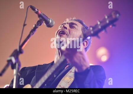 Michael Head et la bande élastique rouge vent invisible à l'usine - Nov 2017 Banque D'Images