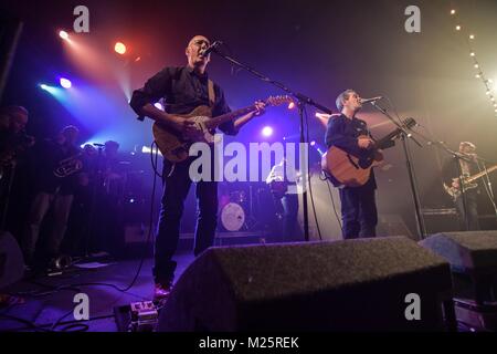 Michael Head et la bande élastique rouge vent invisible à l'usine - Nov 2017 Banque D'Images