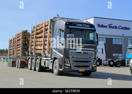 LIETO, FINLANDE - le 5 avril 2014 : Volvo Trucks présente le nouveau FH16 750ch transporteur de bois dans le cadre de leur nouvelle gamme de camions de Volvo Truck and Bus Center Banque D'Images