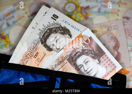 Nouveau polymère 10 notes quid avec peu de temps à être réduite de 10 livres papier notes dans un portefeuille dans le Royaume-Uni Banque D'Images
