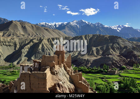 Vue sur le monastère bouddhiste situé dans le village de Basgo en arrière-plan, on peut voir les montagnes Ladakh Banque D'Images