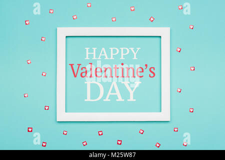 Happy Valentine's Day. Télévision couleur bonbon bleu pastel lay concept minimal. Conception de carte de Saint-Valentin. Banque D'Images