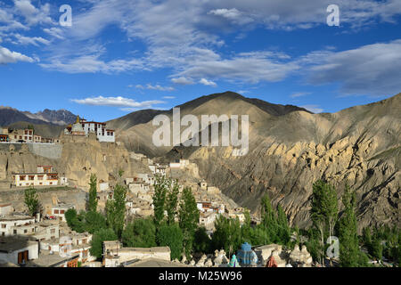 Vue sur le monastère bouddhiste situé dans le village de Lamayuru en arrière-plan, on peut voir les montagnes le Ladakh est admirant le beauti Banque D'Images