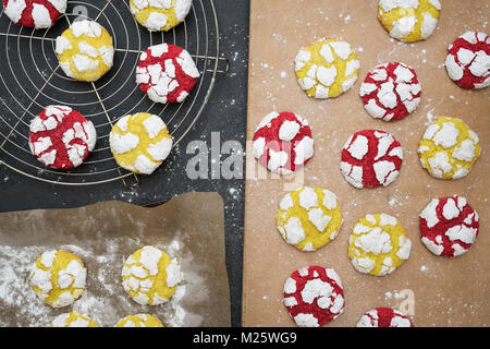 Citron et framboise maison Crinkle Cookies sur une grille de refroidissement sur fond d'ardoise Banque D'Images