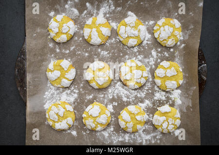 Crinkle Cookies Citron fait maison sur une plaque. UK Banque D'Images