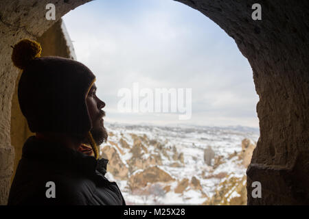 Silhouette of man est sortie de cave, regarde la lumière - les montagnes. concept de liberté de choix, le désir d'aller dans la lumière, dans la vie, de profiter de moment, cachée, de l'astuce. Banque D'Images