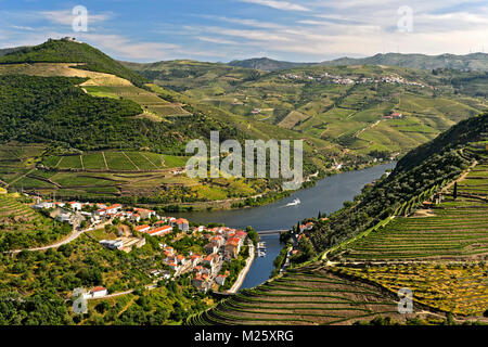 La ville de Pinhão par surroujnded vignobles en terrasses dans la vallée du Douro, région viticole du Haut-Douro, Pinhão, Portugal Banque D'Images