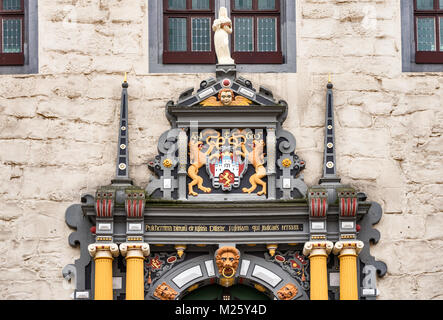 Armoiries au portail Renaissance de l'Hôtel de Ville à Hann Munden, Basse-Saxe, Allemagne Banque D'Images