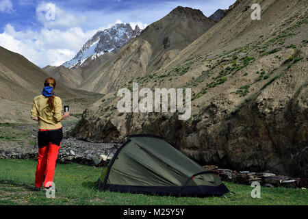 Voyageur sur la randonnée de la vallée de Markha route trek au Ladakh, Karakorum panorama. Cette région est un but d'expéditions moto Banque D'Images