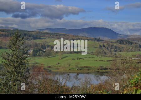 La recherche à travers l'Esthwaite Water, Lake District en Cumbrie Banque D'Images