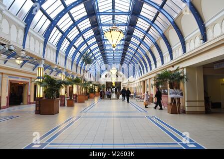 Blackpool, Lancashire, Royaume-Uni. 21 janvier 2018 : Groupe de personnes se rendant sur le Floral Hall à la journée portes ouvertes des jardins d'hiver Banque D'Images