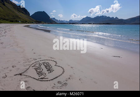 Coeur d'amour écrit dans le sable de plage Ramberg, Stranda dans Jusnesvika bay. Île de Moskenesøya, archipel des Lofoten, Norvège Banque D'Images