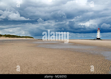 Point d'Ayr se dresse le phare à l'embouchure de l'estuaire de la Dee au Pays de Galles près de village de Talacre. Il a été construit en 1776 et est maintenant un bâtiment classé grade II. Banque D'Images