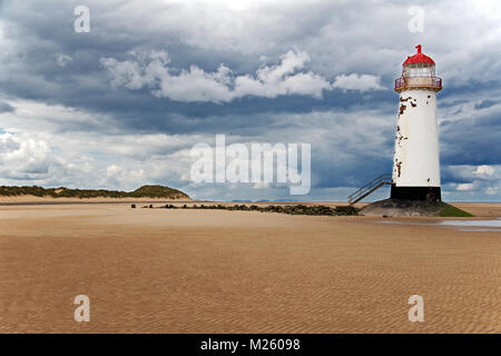 Le phare de point d'Ayr se trouve à l'embouchure de l'estuaire de Dee au Pays de Galles, près du village de Talaacre. Il a été construit en 1776 et est maintenant un bâtiment classé de grade II Banque D'Images