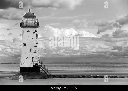 Point d'Ayr se dresse le phare à l'embouchure de l'estuaire de la Dee au Pays de Galles près de village de Talacre. Il a été construit en 1776 et est maintenant un bâtiment classé grade II. Banque D'Images