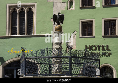 Statue d'un aigle sur Adlerbrunnen Fontaine dans le quartier de la vieille ville de Ratisbonne, Bavière, Allemagne. Banque D'Images