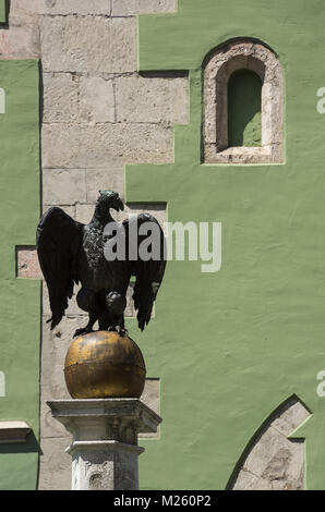 Statue d'un aigle sur Adlerbrunnen Fontaine dans le quartier de la vieille ville de Ratisbonne, Bavière, Allemagne. Banque D'Images