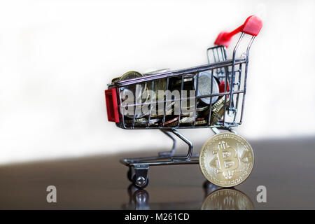 Chariot avec coins et Bitcoin Banque D'Images