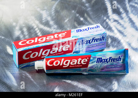 Dentifrice Colgate max fresh isolé sur fond de métal. Banque D'Images