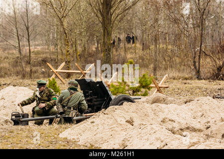 Gomel, Bélarus - 26 novembre 2016 : l'artillerie calcul des frais les troupes allemandes l'arme. La reconstruction de la bataille de Leipzig Banque D'Images
