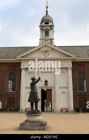 Statue d'un pensionné de Chelsea à l'extérieur de l'Hôpital Royal de Chelsea à Londres, en Angleterre. La statue de bronze est représenté avec un chapeau tricorne et canne. Banque D'Images