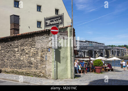 Le jardin de bière Historische Wurstküche Regensburg, Bavière, Allemagne. Banque D'Images