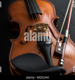 Ancien violon avec noeud sur table en bois Banque D'Images