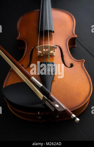 Ancien violon avec noeud sur une table en bois, Close up Banque D'Images