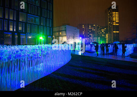 Installation lumineuse faite de réflecteurs sur des bâtons de Rami Bebawi / KANVA au London Festival Lumiere de Kings Cross, London, UK Banque D'Images