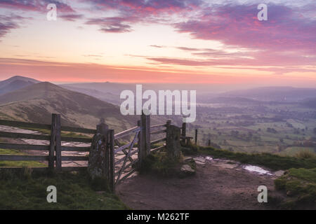 Un lever de soleil à la célèbre gate sur Mam Tor dans le Peak District, Derbyshire, Royaume-Uni Banque D'Images