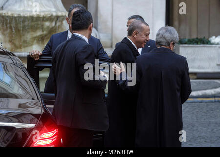 Rome, Italie. 05 févr., 2018. Le Président de la Turquie, Recep Tayyip Erdogan, est accueilli par le Premier ministre italien Paolo Gentiloni au Palais Chigi à Rome, Italie le 05 février 2018. Credit : Giuseppe Ciccia/Pacific Press/Alamy Live News Banque D'Images