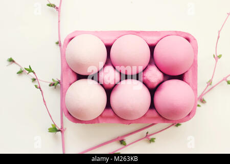 Oeufs de Pâques en rose Oeufs rose fort, sur fond blanc, fond de Pâques Banque D'Images