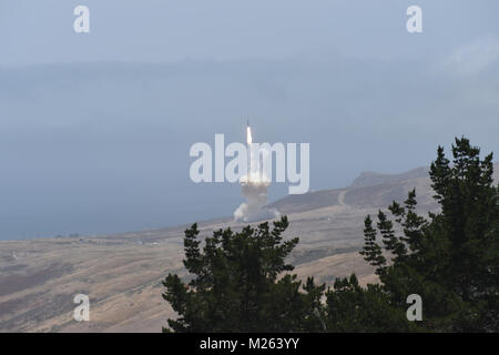 L'Agence de défense antimissile des États-Unis, en coopération avec l'US Air Force 30e Space Wing, le Commandement de la composante fonctionnelle commune intégrée pour la défense antimissile et le Commandement du Nord, aujourd'hui intercepté avec succès un missile balistique intercontinental cible lors d'un test de la Défense à mi-parcours au sol (GMD) élément de la nation du système de défense antimissile balistique. Un intercepteur basé au sol a été lancé à partir de la Vandenberg Air Force Base, en Californie, et son véhicule tueur exo-atmosphérique ont intercepté et détruit la cible dans un choc direct. Banque D'Images