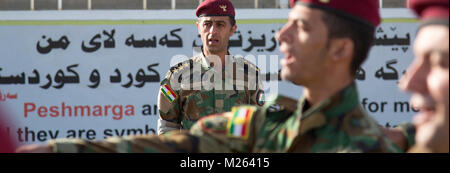 Un agent de peshmergas donne un commandement pendant près d'Erbil, de formation de compétence de l'Iraq, le 5 octobre 2017. Cette formation fait partie de la Force opérationnelle interarmées combinée globale - Fonctionnement résoudre inhérent à la mission de renforcer les capacités des partenaires qui se concentre sur la formation et de l'amélioration de la capacité des forces des combats en partenariat avec ISIS. Les GFIM-OIR est la Coalition mondiale pour vaincre ISIS en Iraq et en Syrie. (U.S. Army Banque D'Images