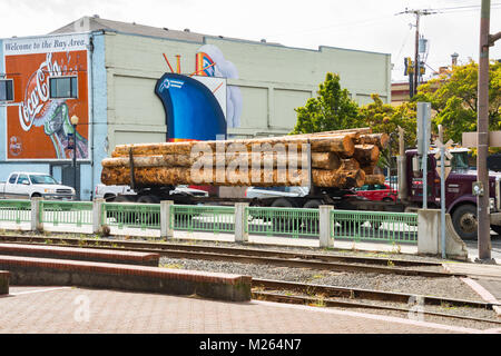 Scène de rue de l'Oregon de Coos Bay Log Truck Vintage murales Banque D'Images