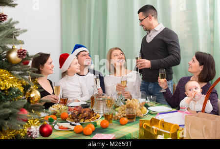 Grande famille fête Noël at home Banque D'Images