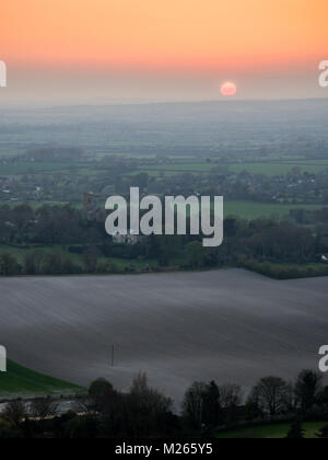 Coucher du soleil jette une brume Rouge ciel à travers les terres agricoles sur le paysage et villages dispersés de l'Aylesbury Vale dans le Buckinghamshire, vu de Coombe Banque D'Images