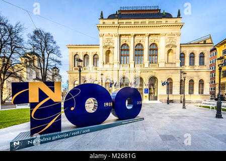 Galerie nationale de Slovénie à Ljubljana le 100e anniversaire. La construction de Galerie nationale de Slovénie avec 100e anniversaire inscrivez-vous à l'avant. Nar Banque D'Images