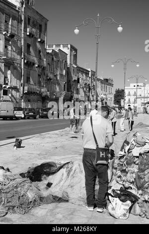 Préparer ses filets de pêcheurs, Via Cariati, Taranto Vecchio, Pouille, Italie Banque D'Images