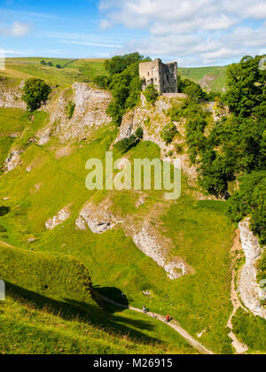 Château de Peveril perché au dessus Cave Dale, Castleton, espoir Vallée, Peak District, UK Banque D'Images