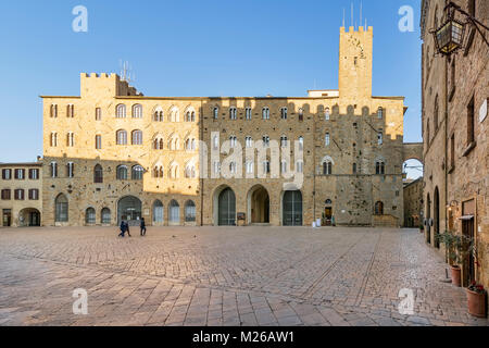 Palais Pretorio et Porcellino Tower, place a priori dans un moment de calme de l'après-midi, Volterra, Pise, Toscane, Italie Banque D'Images