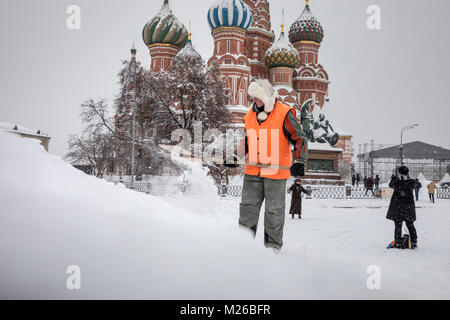 Un travailleur de l'utilitaire ville supprime la neige sur la Place Rouge au cours d'une fréquence anormale de fortes chutes de neige dans la région de Moscou, Russie Banque D'Images