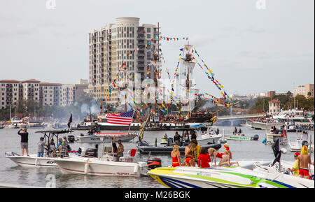 Le Jose Gaspar approches bateau pirate au centre-ville de Tampa pendant l'invasion Pirate Gasparilla 2018 festival à Tampa, en Floride. (Photo par Matt Peut/Alamy) Banque D'Images