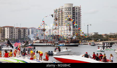 Le Jose Gaspar approches bateau pirate au centre-ville de Tampa pendant l'invasion Pirate Gasparilla 2018 festival à Tampa, en Floride. (Photo par Matt Peut/Alamy) Banque D'Images