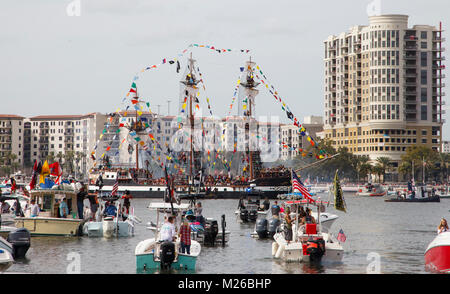 Le Jose Gaspar approches bateau pirate au centre-ville de Tampa pendant l'invasion Pirate Gasparilla 2018 festival à Tampa, en Floride. (Photo par Matt Peut/Alamy) Banque D'Images