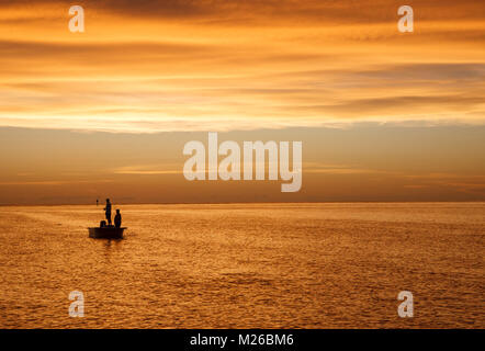 ST. PETERSBURG, Floride : poisson pêcheur de snook et tarpon dans Pass-a-Grille Inlet juste avant le coucher du soleil à Saint-Pétersbourg, en Floride. (Photo par Matt peut, Banque D'Images